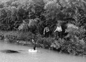 永嘉暴雨小車沖進河流,女孩蹲車頂求救