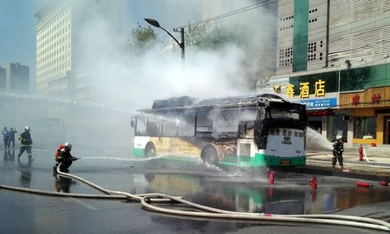 武漢585公交車自燃