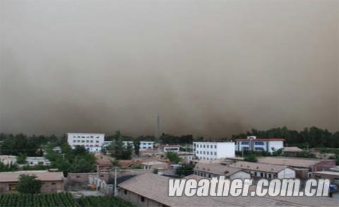 甘肅張掖31日出現沙塵暴天氣 煙囪被風刮倒砸到兩人致死