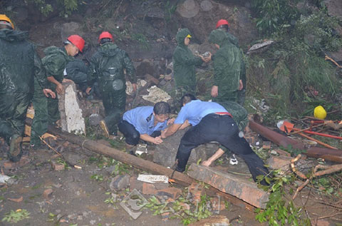 云南鹽津山體滑坡