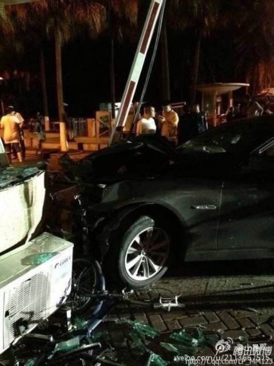 東莞車禍:2013年7月4日凌晨,一輛出租車被寶馬車折腰撞成兩截。