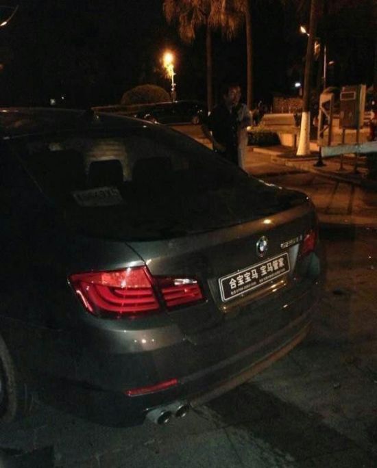 東莞車禍:2013年7月4日凌晨,一輛出租車被寶馬車折腰撞成兩截。