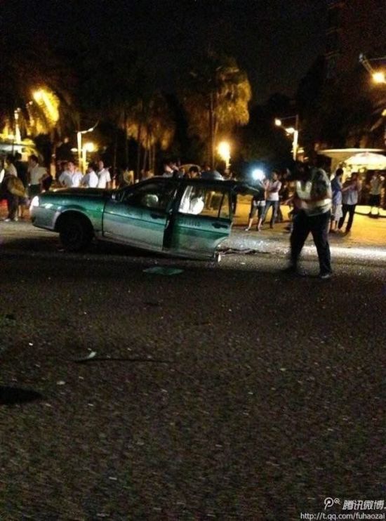 東莞車禍:2013年7月4日凌晨,一輛出租車被寶馬車折腰撞成兩截。