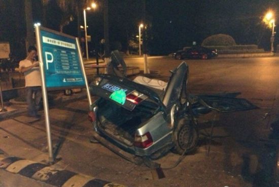 東莞車禍:2013年7月4日凌晨,一輛出租車被寶馬車折腰撞成兩截。