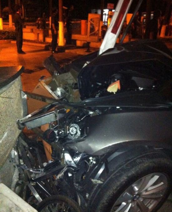 東莞車禍:2013年7月4日凌晨,一輛出租車被寶馬車折腰撞成兩截。