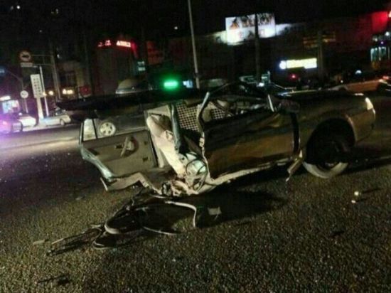 東莞車禍:2013年7月4日凌晨,一輛出租車被寶馬車折腰撞成兩截。