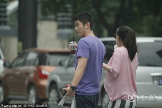 霍思燕挺大肚逛街，霍思燕男友杜江跟隨保護。