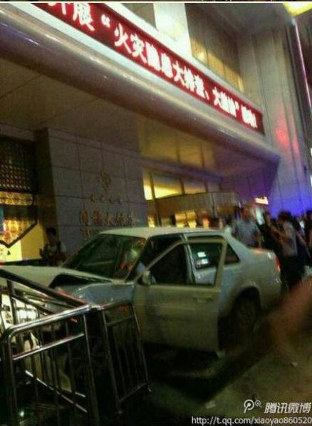 肇事捷達車被飯店門口石柱攔下