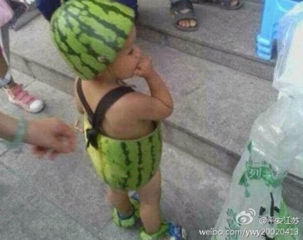 溫州街頭西瓜裝小男孩照片