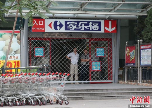 22日下午家樂福大門緊閉