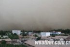甘肅張掖31日出現沙塵暴天氣 煙囪被風刮倒砸到兩人