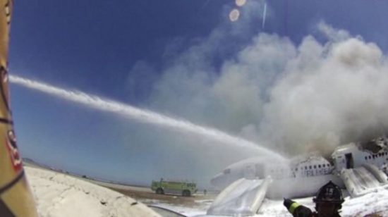 韓亞空難女生被碾壓視頻截圖