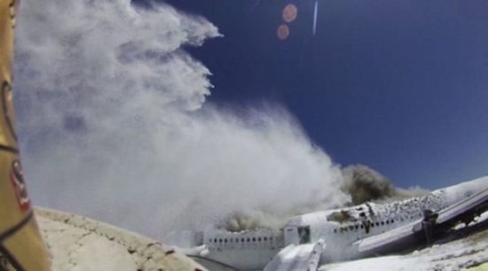 韓亞空難女生被碾壓視頻截圖