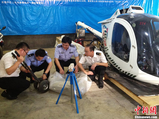 海關查獲走私直升機圖片