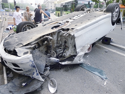 溫州市區(qū)保時(shí)捷車(chē)禍現(xiàn)場(chǎng)圖片