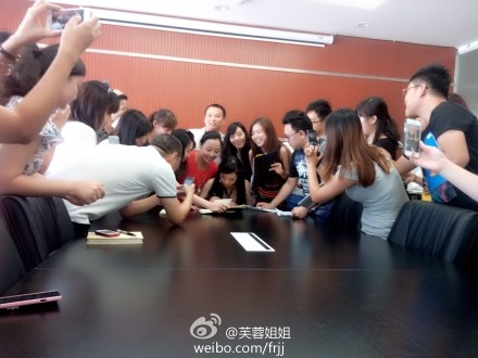 眾多粉絲向芙蓉姐姐要簽名