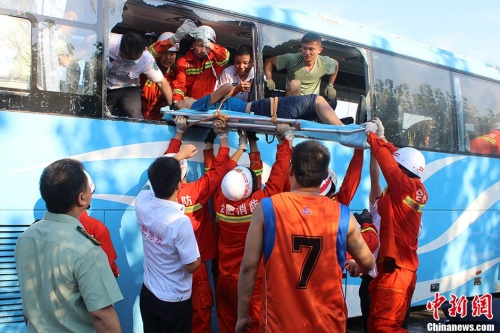 救援人員抬出傷者圖片