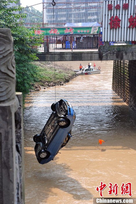 救援人員將失事轎車打撈上岸