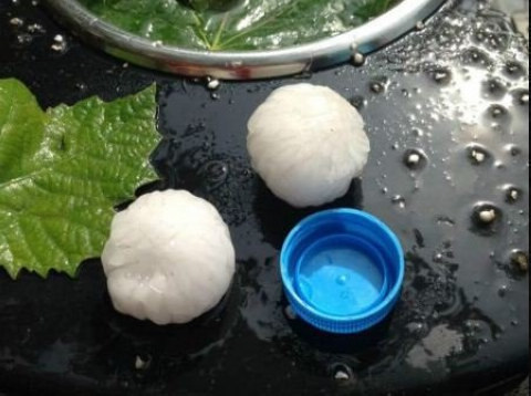 青海西寧冰雹 8月10號下午西寧突降暴雨冰雹