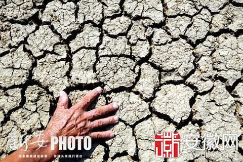 安徽高溫少雨天氣致旱情擴大 農民河塘出現干裂