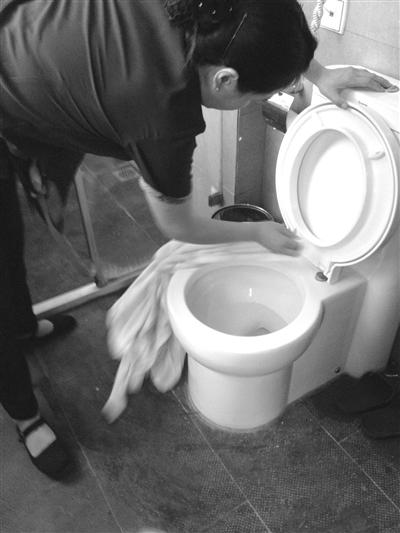 服務員用浴巾當抹布擦馬桶
