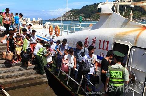 南麂島上的游客在進行轉移
