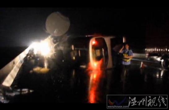 受臺風影響?zhàn)_溫州高速一客車側(cè)翻造成32名乘客受傷