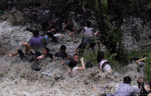 海寧鹽倉回頭潮打翻游客 22日錢塘江大潮沖毀護欄打翻游客