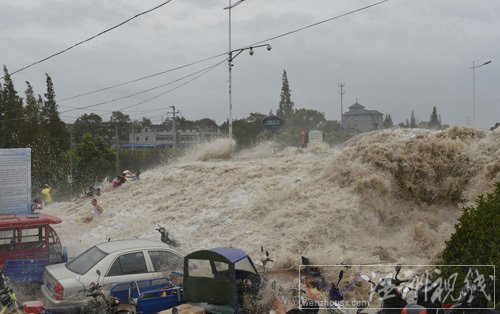 海寧鹽倉回頭潮打翻游客 22日錢塘江大潮沖毀護欄打翻游客