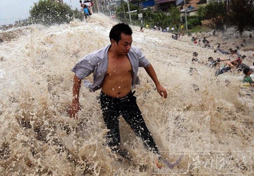 海寧鹽倉回頭潮打翻游客 22日錢塘江大潮沖毀護欄打翻游客