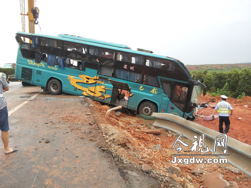 滬昆高速昌樟車禍現場圖片