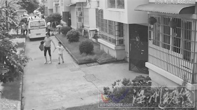 男孩被碾壓后被從120車底拉出