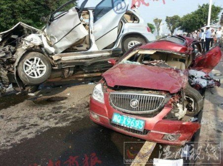 宜賓發生車禍現場圖片