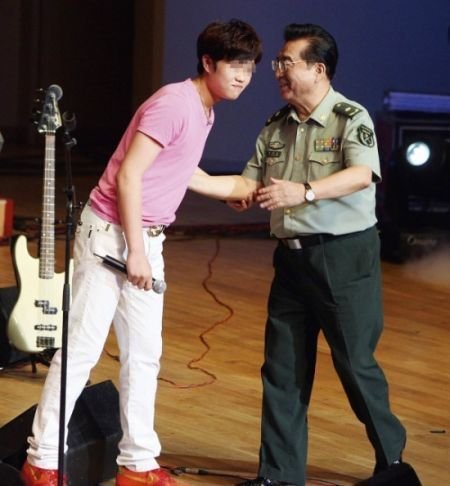 李某某案疑被日本翻拍成動作片，男主角穿粉色T恤