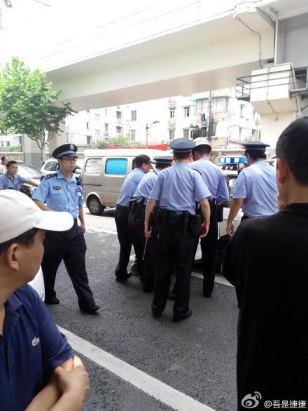 上海男子持刀欲攔截行人，民警開槍擊中其腿部將其制服。