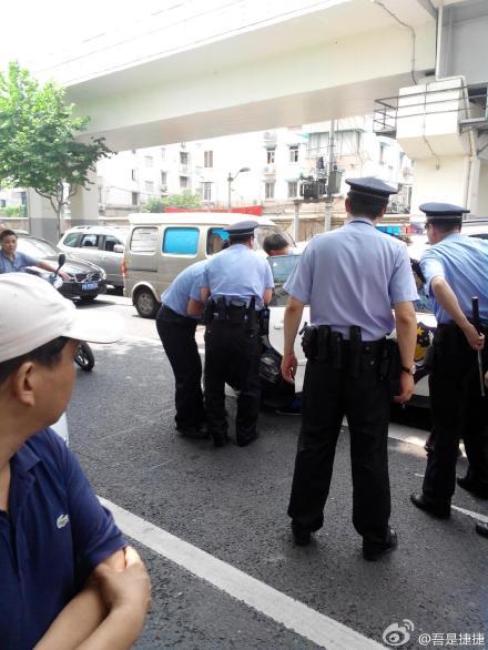 上海男子持刀欲攔截行人，民警開槍擊中其腿部將其制服。