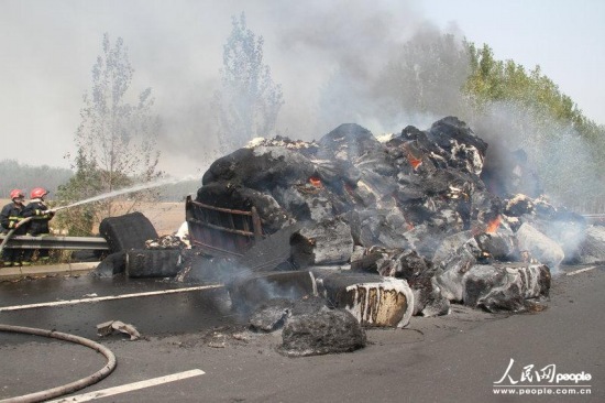河南許昌村民哄搶棉花