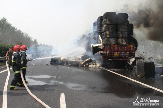 河南許昌村民哄搶棉花
