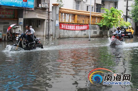 海口7日暴雨來襲 義龍路段積水嚴重沒過膝蓋