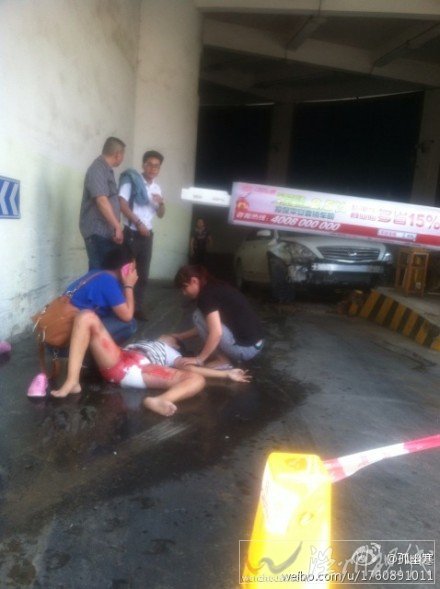 一名女子腰部受傷