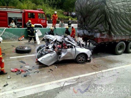 事故轎車被撞擊后嚴重變形