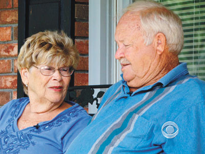 為救老伴街頭求腎一年 美國8旬老漢背著牌子街頭求腎一年