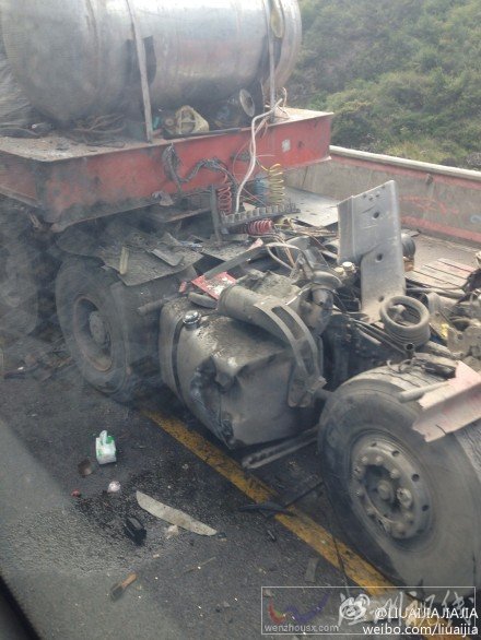 四川松潘縣213國(guó)道發(fā)生車禍