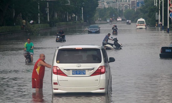 汕頭海濱路海水倒灌 天兔帶來大暴雨讓汕頭地區(qū)變成澤國