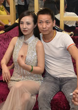 干露露最新照 山西某夜店干露露收費合影昔日小演員如此落魄