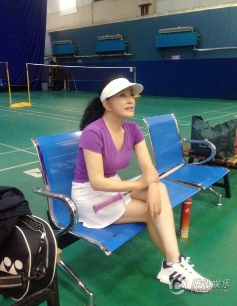 劉曉慶素顏打羽毛球