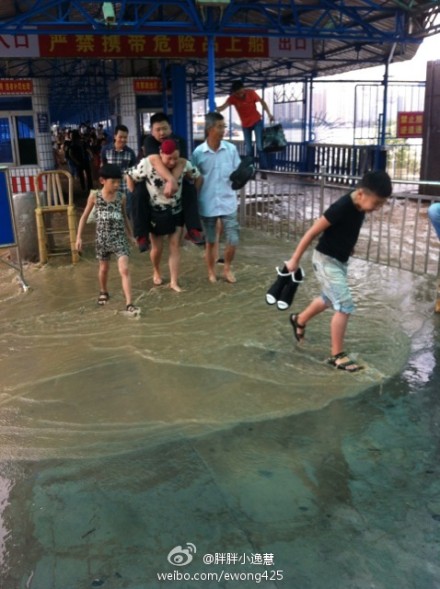 受臺風菲特影響 甌江漲潮甌北安瀾碼頭被淹11時停航