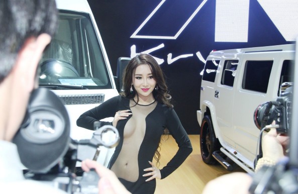 鄒晶晶車展真空上陣