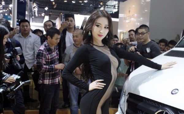 鄒晶晶車展真空上陣