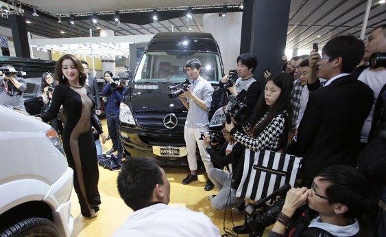 鄒晶晶車展真空上陣